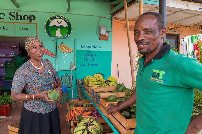 Organic Shop in Morogoro, Biobauer Pius Paulini mit Mama Doreth, eine gute Kundin im SAT-Bioladen