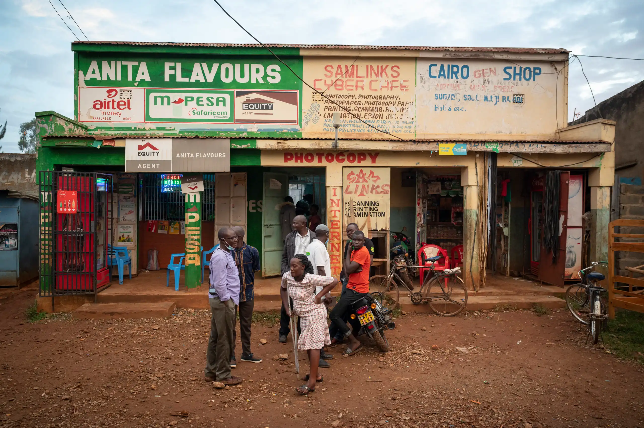 Beryl Atieno Munika vor ihrem Internetcafé in Luanda, Kenia.