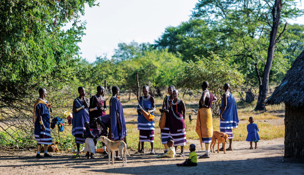 Eine Gruppe traditionell gekleideter Frauen und Kinder in Tanzania.