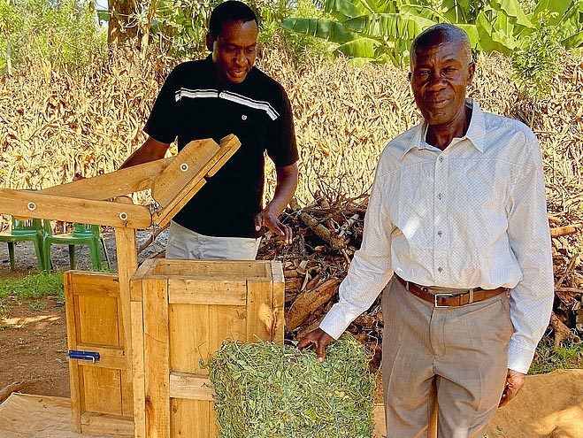 Push-Pull-Bauer Nelson Oyoko stellt aus Desmodium und Elefantengras Heuballen her, die er lagert und in der Trockenzeit zu einem guten Preis verkauft.