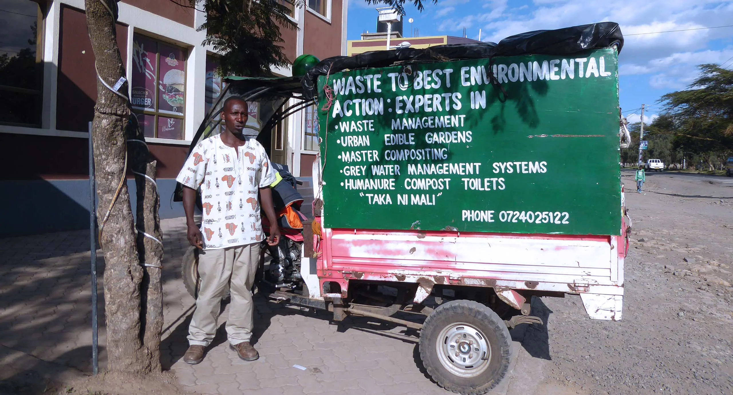 Recycling-Unternehmer und Umweltschützer James Kagwe vor seinem Abfall-Sammel-Gefährt in Naivasha, Kenia.
