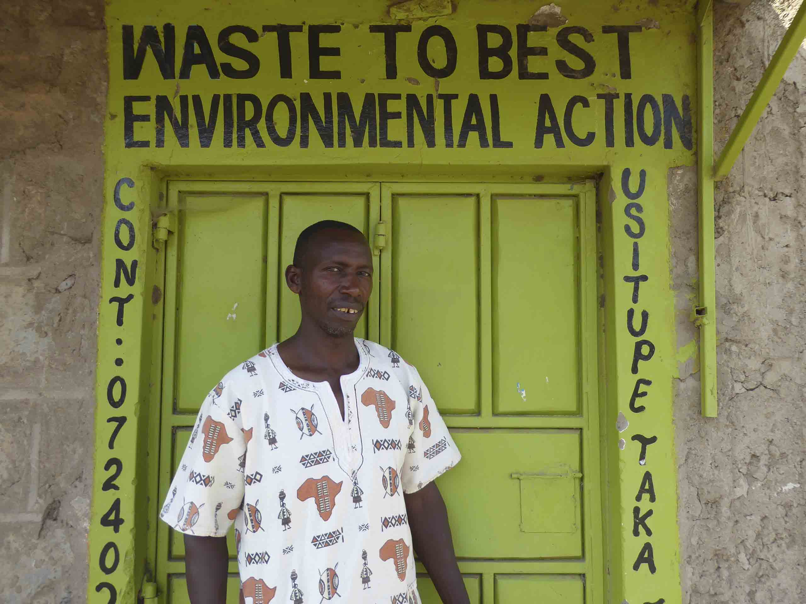 James Kagwe aus Naivasha, Kenia, vor seiner eigenen Müllverarbeitungsanlage mit biologischen Gärten.
