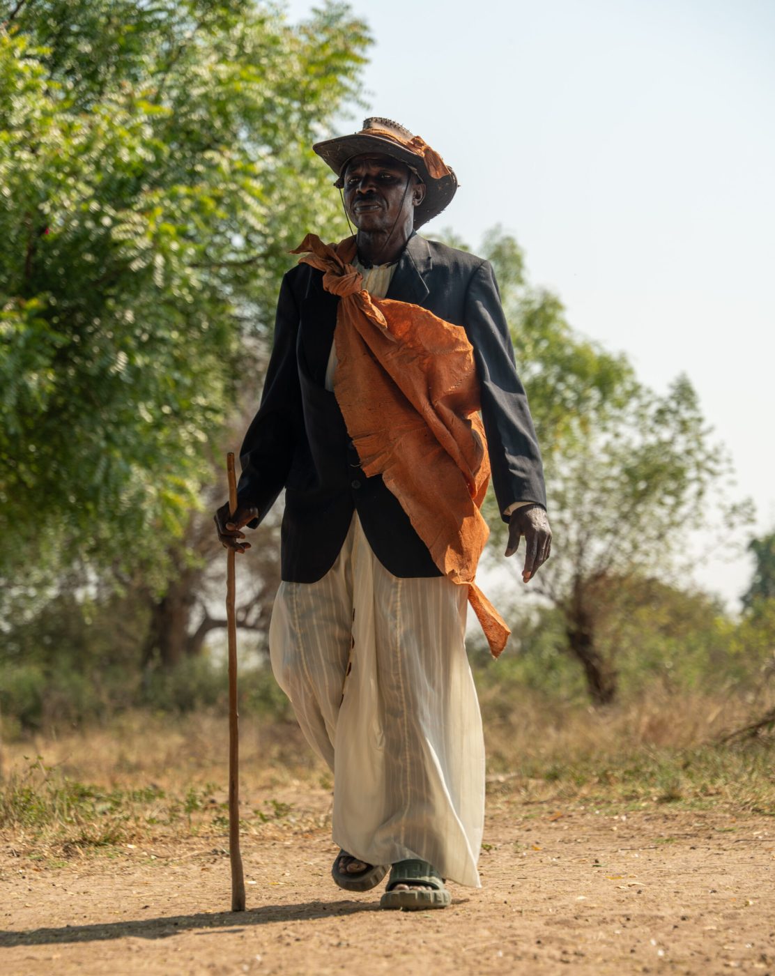 John Gafabusa in seiner traditionellen Kleidung als Hüter der heiligen Naturstätte.