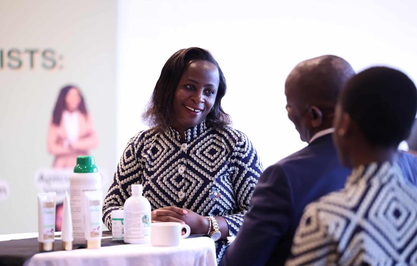 Never Mwambela, CEO Biodefenders, beim Networking am Agroecological Food Futures Prize.