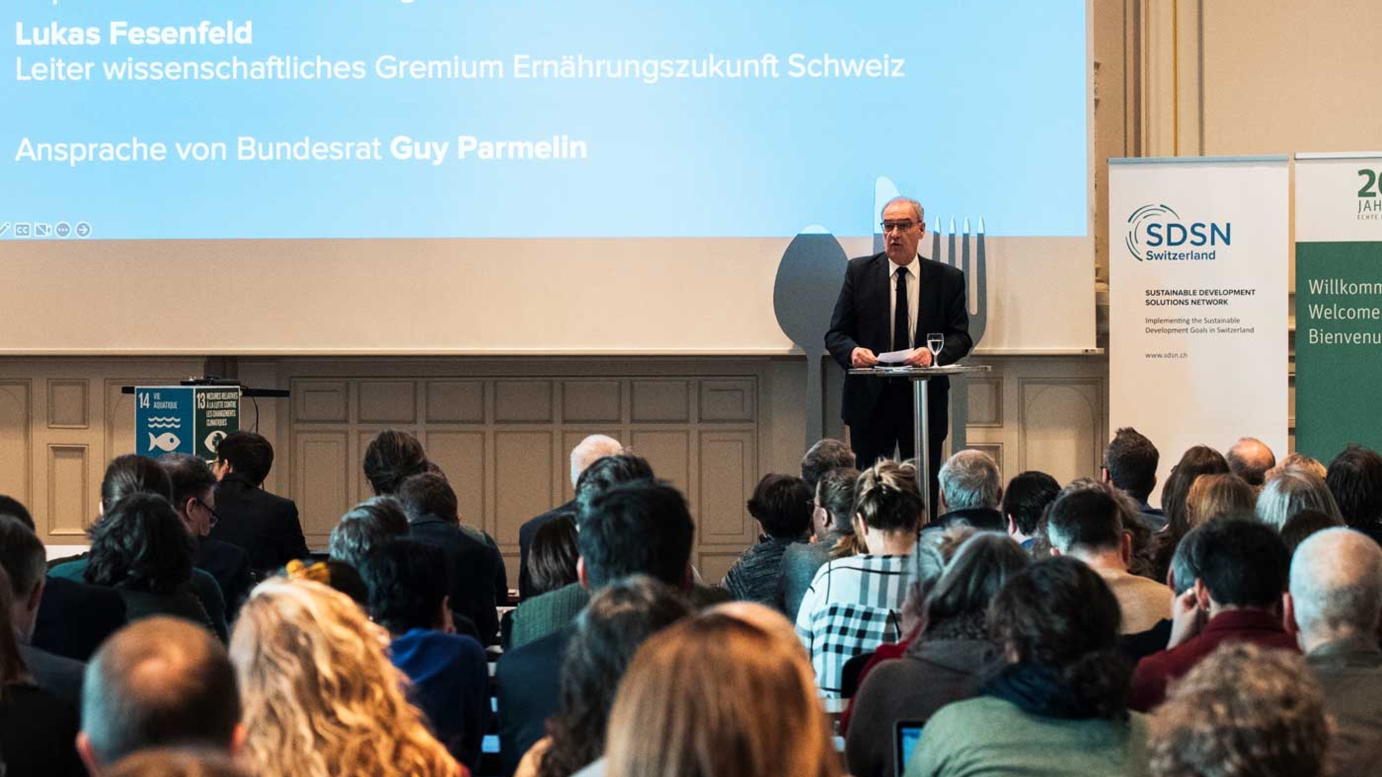 In seiner Ansprache am Ernährungssystemgipfel würdigte Bundesrat Guy Parmelin ausdrücklich die Arbeit des wissenschaftlichen Gremiums und des Bürger:innenrats für Ernährungspolitik und bedankte sich für den Beitrag zur Diskussion über die Schweizer Ernährungszukunft