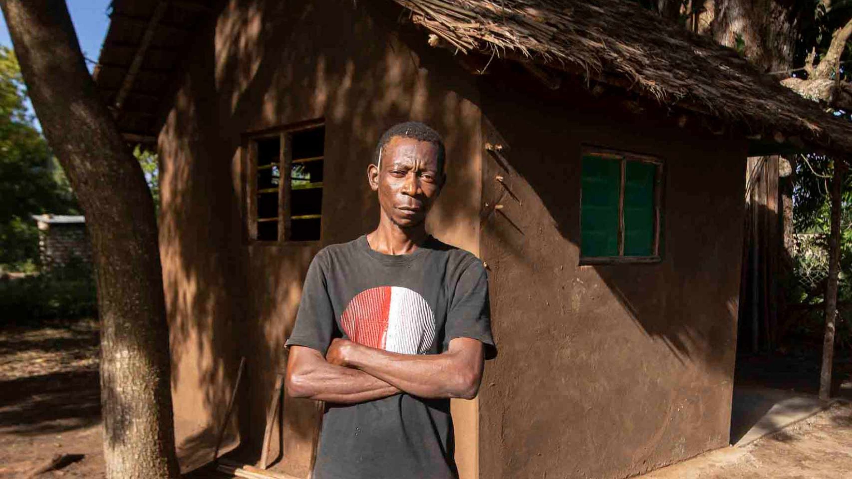 Fundi – «Handwerker» – Athumani Mohamed Taruma vor dem «Healthy Home», einem Modellhaus, das optimiert ist, um Krankheitserreger draussen zu halten. Er hat das Haus in Zusammenarbeit mit dem Biovision-Projektpartner icipe gebaut – mit günstigen, vor Ort erhältlichen Materialien.