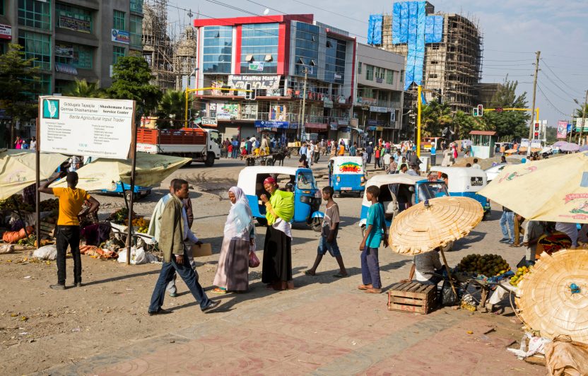 Marktplatz in einer Stadt in Afrika auf dem geschäftiges Treiben herrscht
