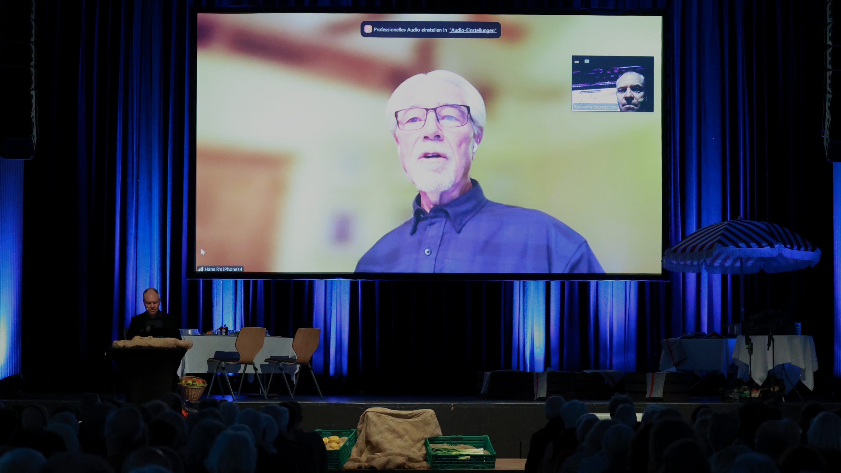 Biovision-Stiftungsratspräsident erzählte live aus Kalifornien von seinen Erfahrungen als Bio-Bauer in den USA. Die Bio-Zertifizierungen findet er zu teuer, es müsse einfacher sein biologisch anzubauen.