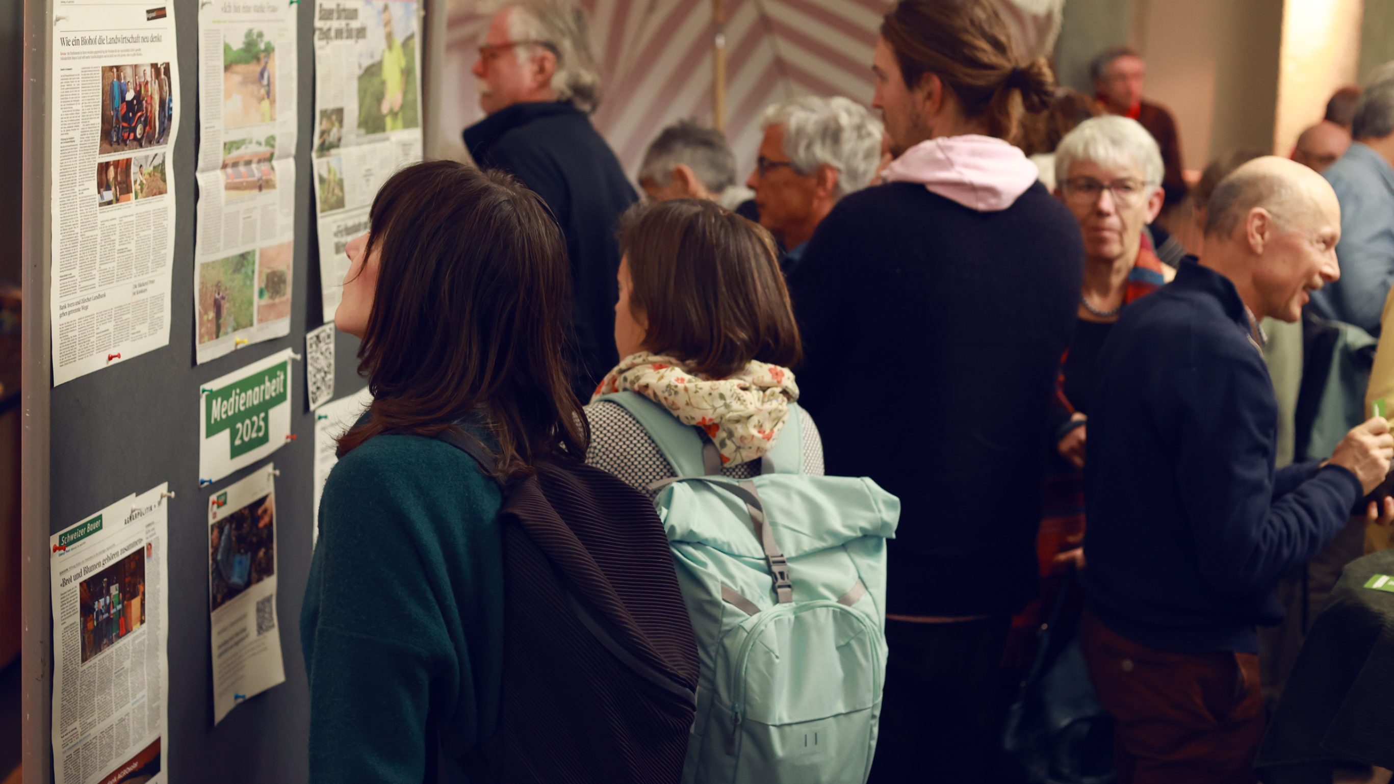 Durch Medienarbeit konnte Biovision 2025 einige Leuchtturmprojekte ins Rampenlicht rücken. An der Medienwand konnte man die Berichte nachlesen.