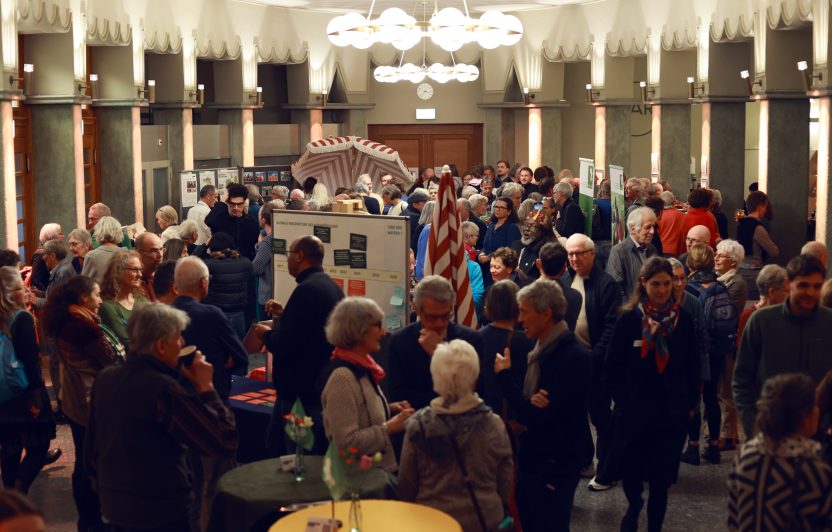 In der Pause konnten sich die interessierten Gäste über Biovisions Aktivitäten informieren und miteinander austauschen.