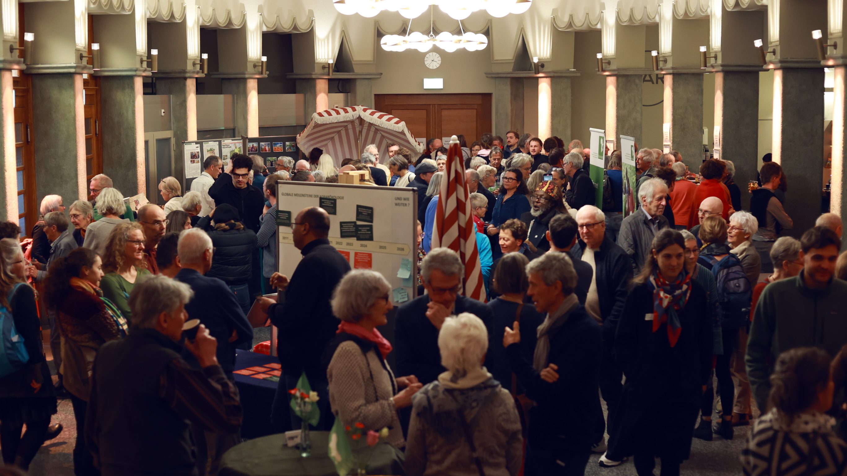 In der Pause konnten die interessierten Gäste sich über Biovisions Aktivitäten informieren und miteinander austauschen.