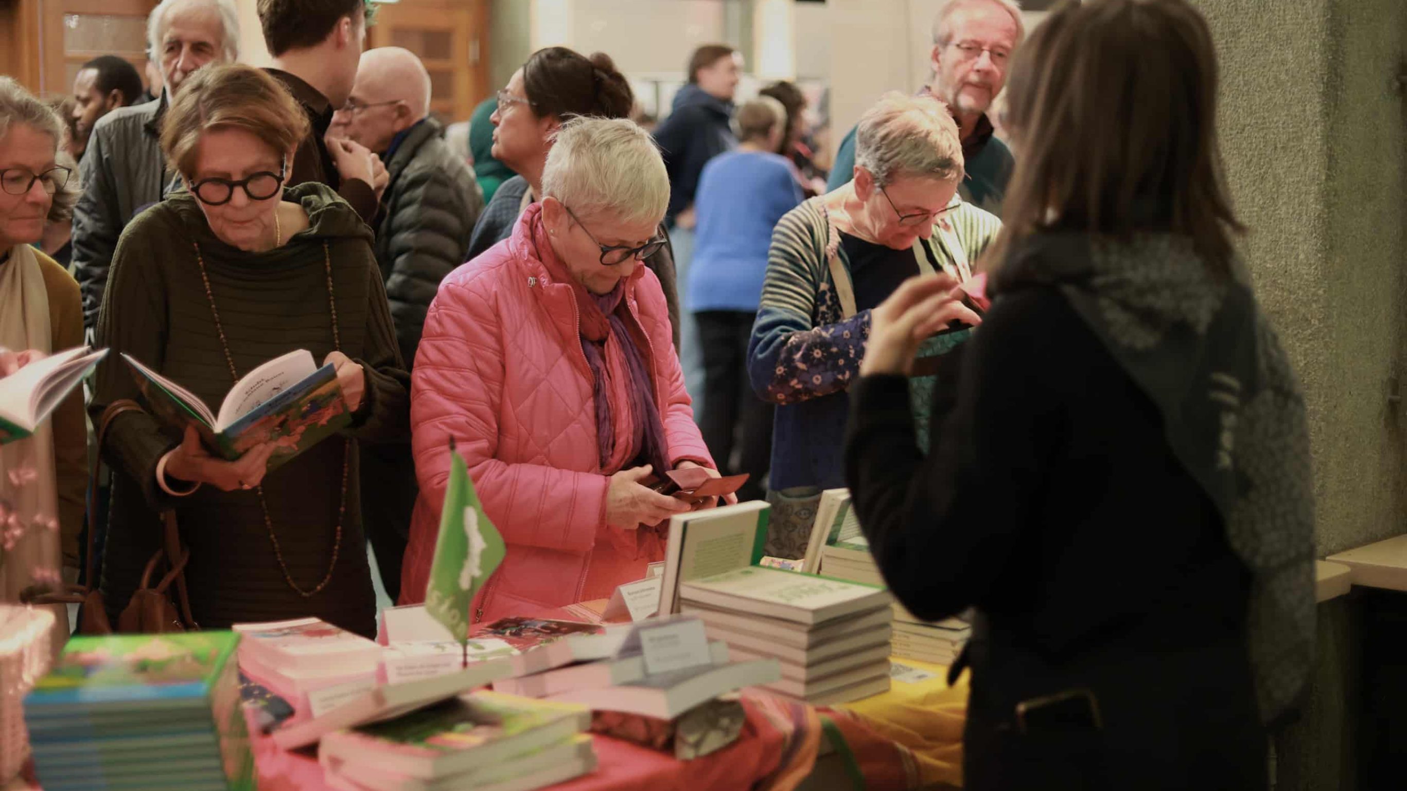 Am Verkaufsstand gab es diverse Bücher zu ergattern – oder auch ein paar Biovision-Socken.