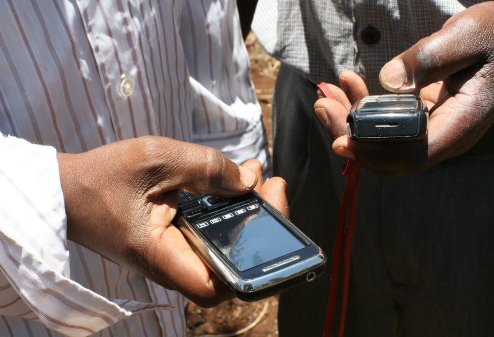 Biovision_TOF_FCP_Mobile_Datensammlung Zwei Hände halten jeweils ein Handy in der Hand.
