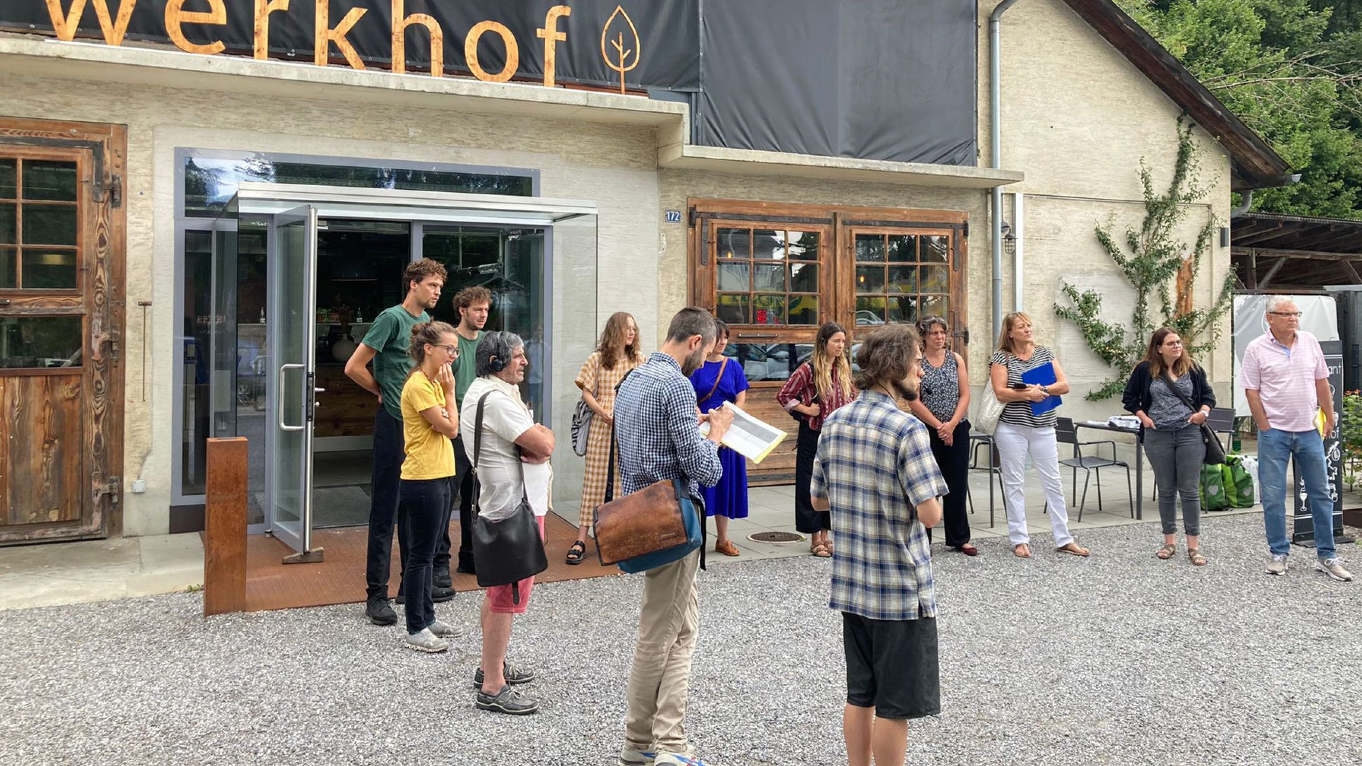 Mitglieder des Bürgerinnenrats vor dem Restaurant Werkhof