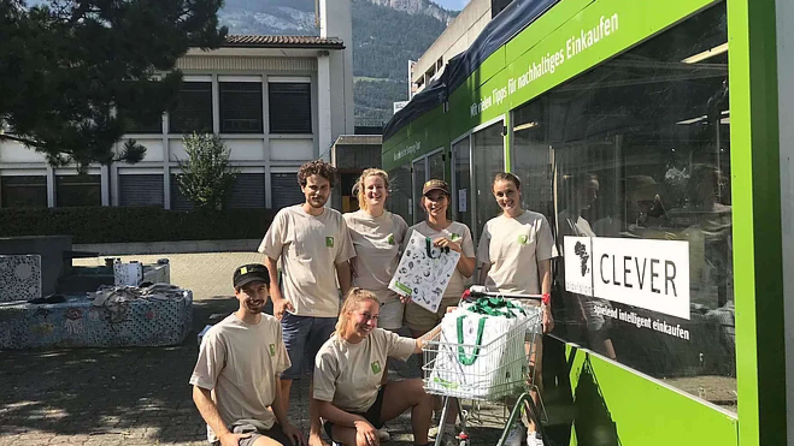 Das Clever Team von Biovision posiert vor der Wanderausstellung auf dem Schulgelände in Chur.