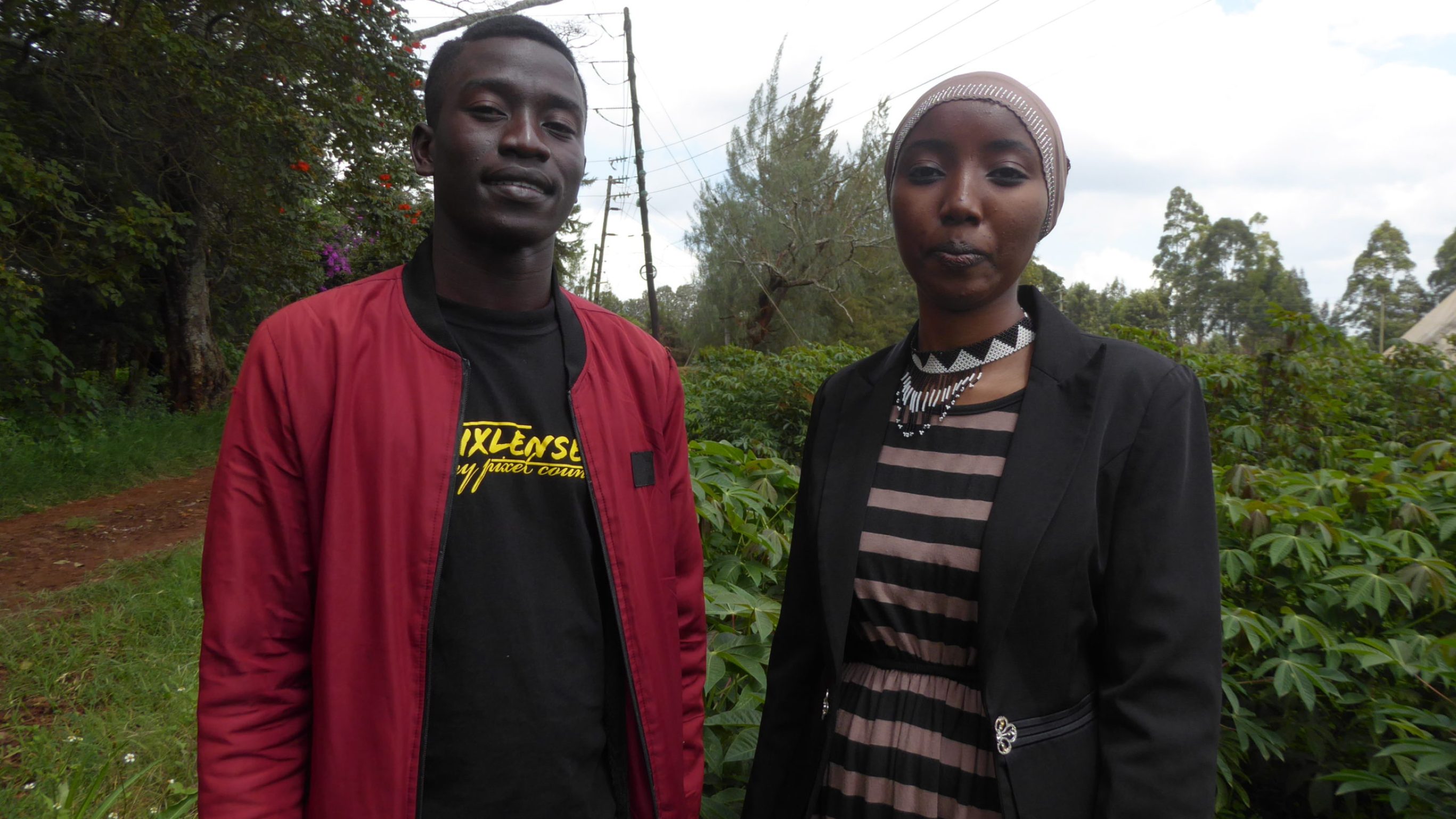 Diramu Guyo und Mit-AATC-Alumni Felix Odhiambo auf dem Universitäts-Campus in Nairobi.