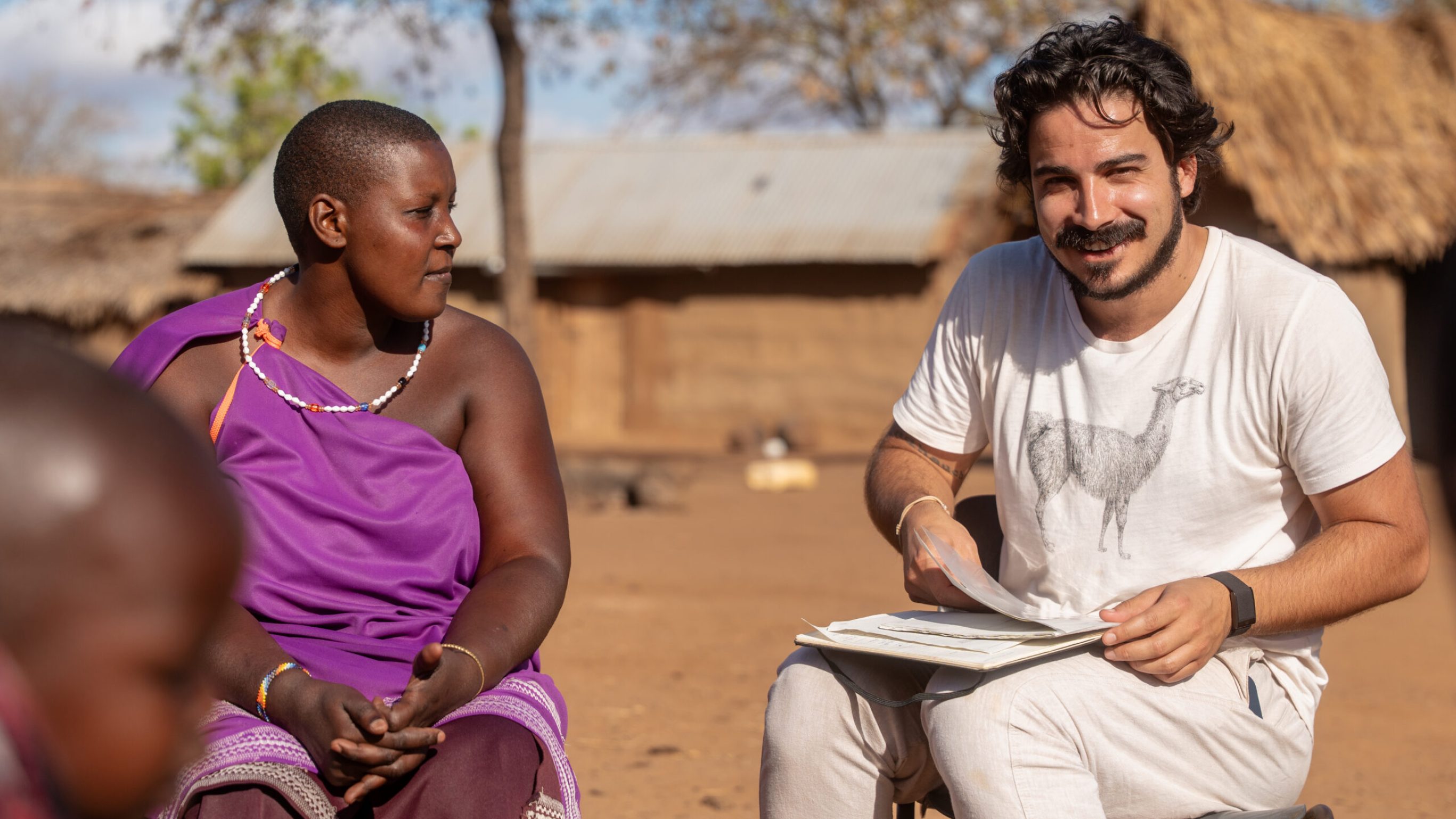 Bäuerin Pendo Ndemo Simangio im Austausch mit Lothar J. Lechner Bazzanella von Biovision.