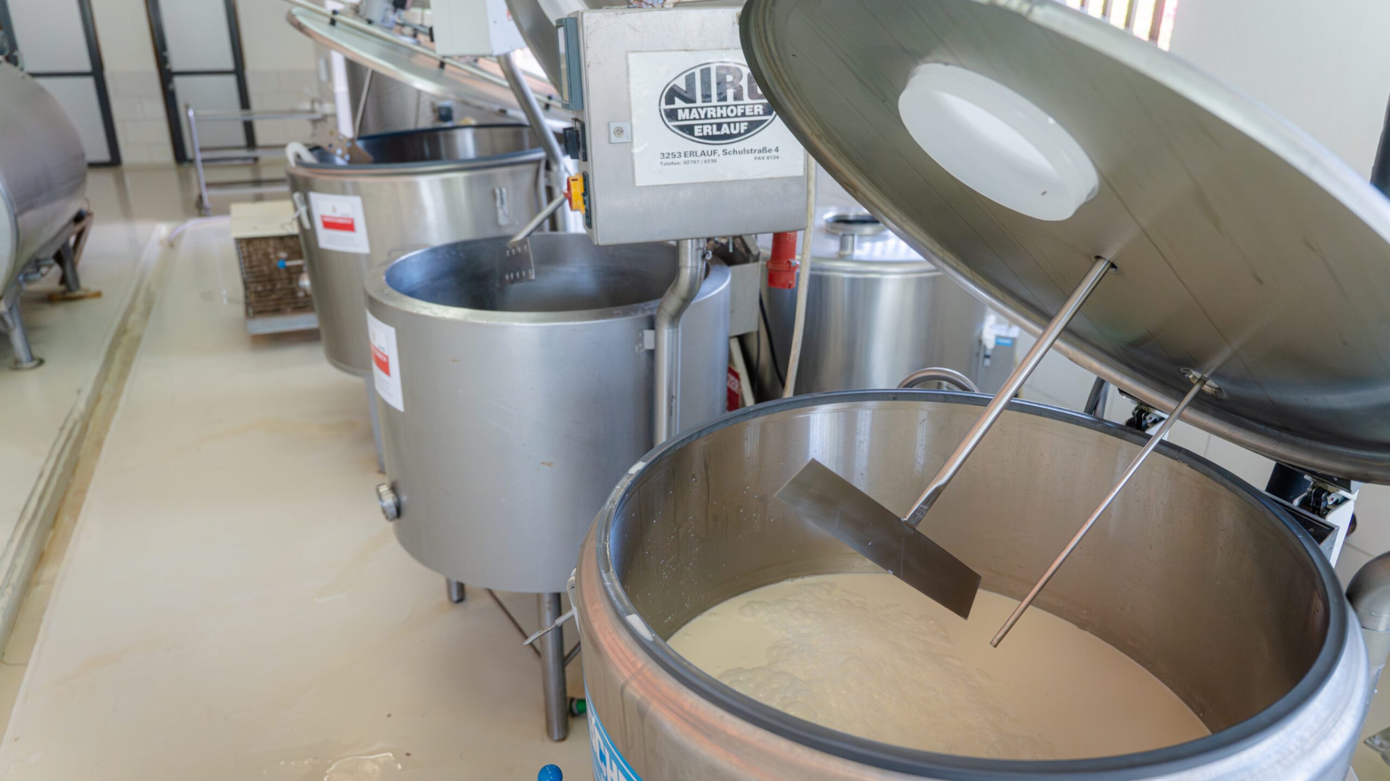 Nach der Filtration wird die Milch sofort heruntergekühlt, in Edelstahltanks bleibt sie mehrere Tage frisch.