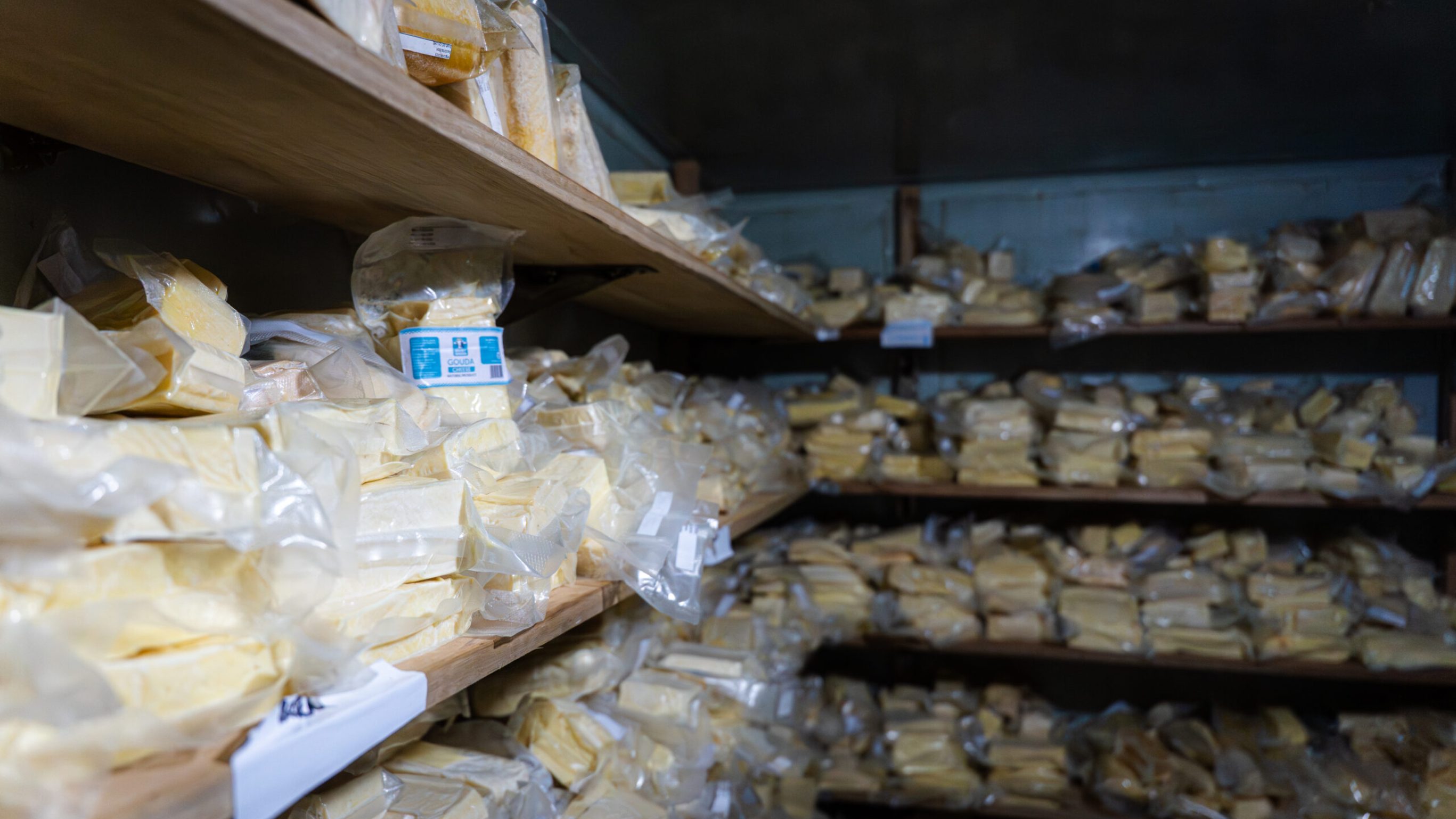 Aus Rohmilch entstehen Produkte wie Käse und Joghurt. Diesie lassen sich länger lagern und besser verkaufen.