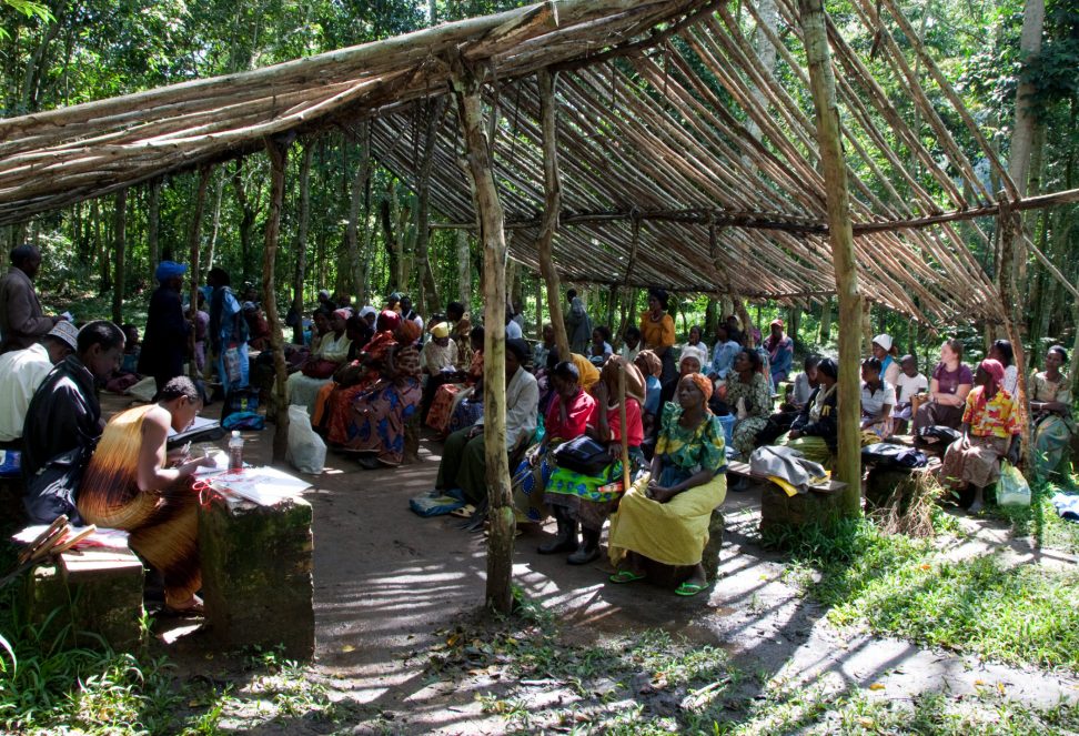 Uganda_Biodiversity_Conservation_Traditional_Healers_Waldschule Menchen sitzen in einem Unterrichtsraum im Wald in Mpigi, Uganda.