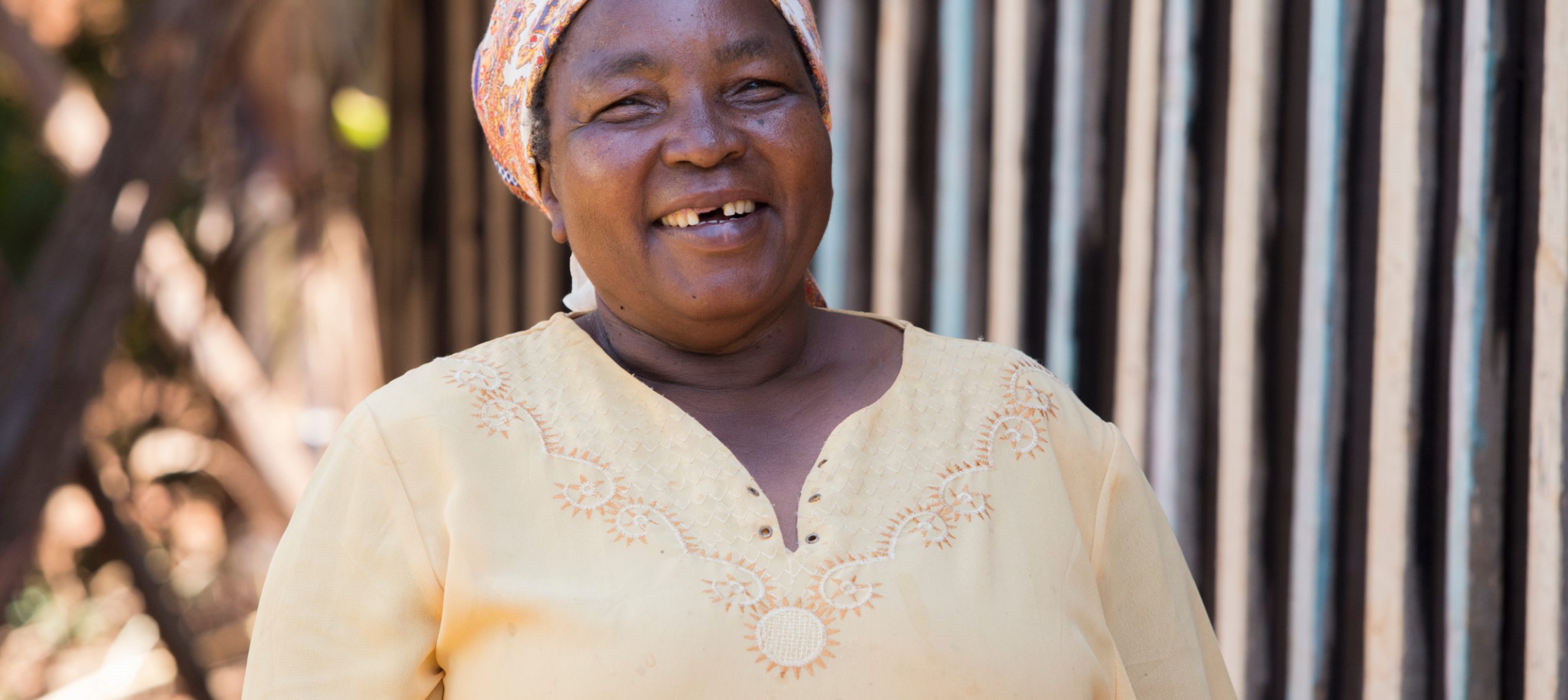 L'agricultrice biologique Josephine Ithuru, de Chuka (Kenya), participe au projet "comparaison entre bio et conventionnel". Elle mesure les intrants et les récoltes des deux méthodes.