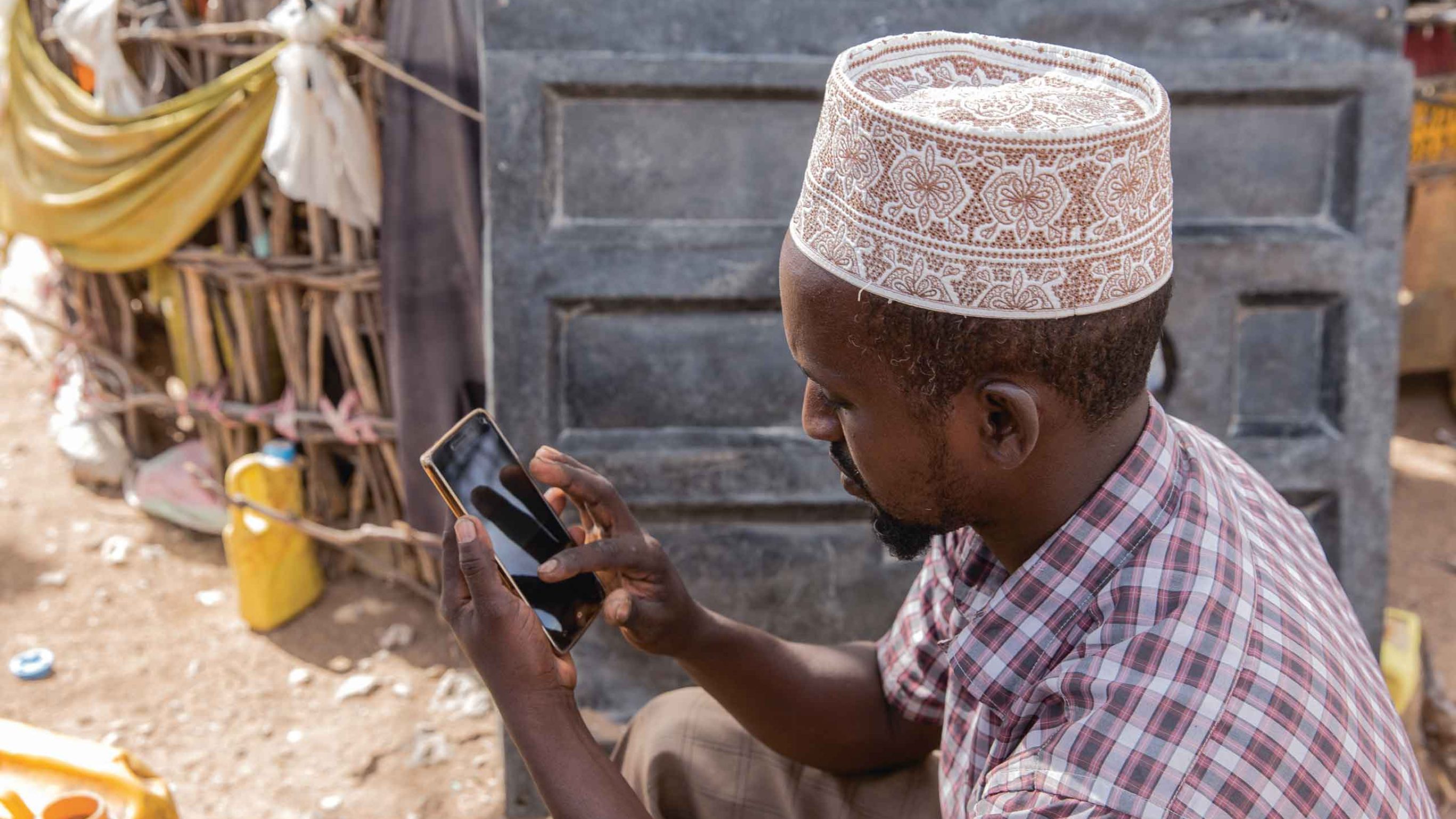 Every Community Disease Reporter is provided with a modern smartphone. It contains an electronic questionnaire for recording cases of disease. The CDR sends information and photos of the sick animals to a vet at the County Veterinary Service in Isiolo.